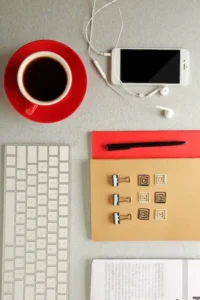 arbeitsplatz-mit-handy-tastatur-und-schreibwaren-auf-grauem-tisch