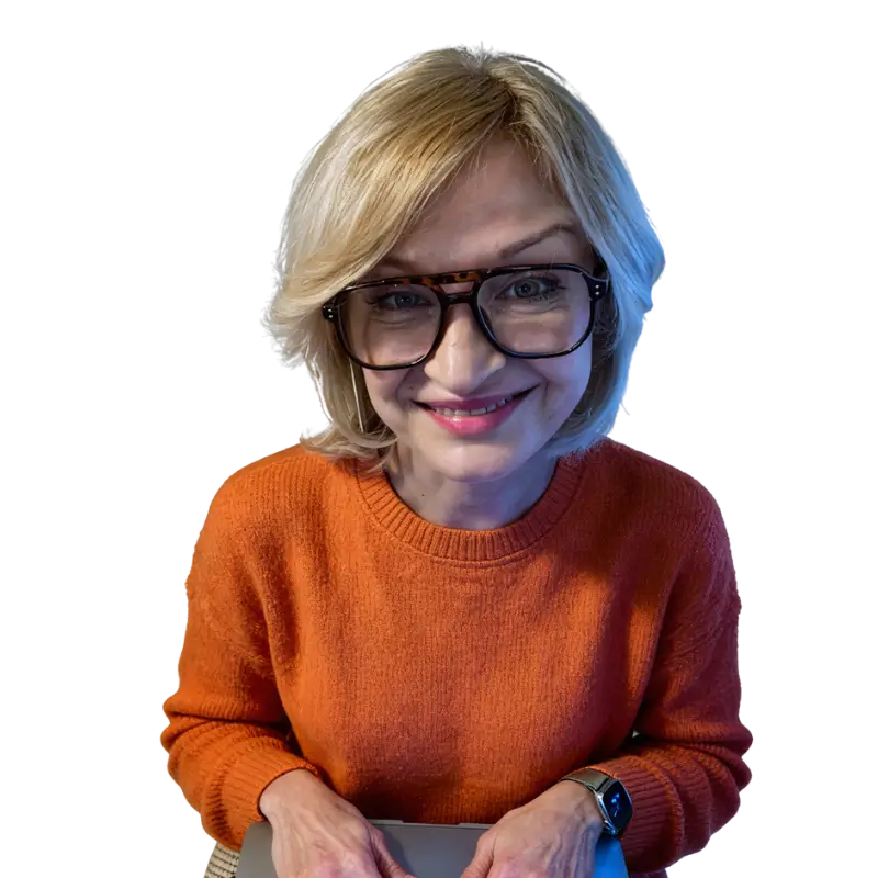 constance-nowak-portrait-mit-orangenem-pullover-am-laptop
