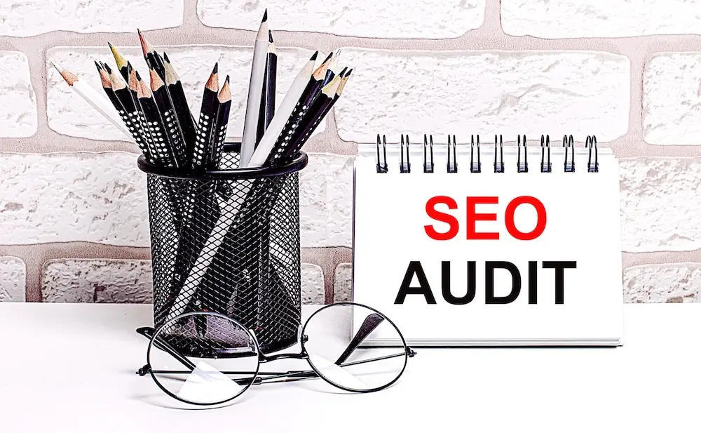 SEO Audit Anleitung: So prüfst und optimierst Du Deine Website Schritt für Schritt 1 stifte, brille und notizblock für seo