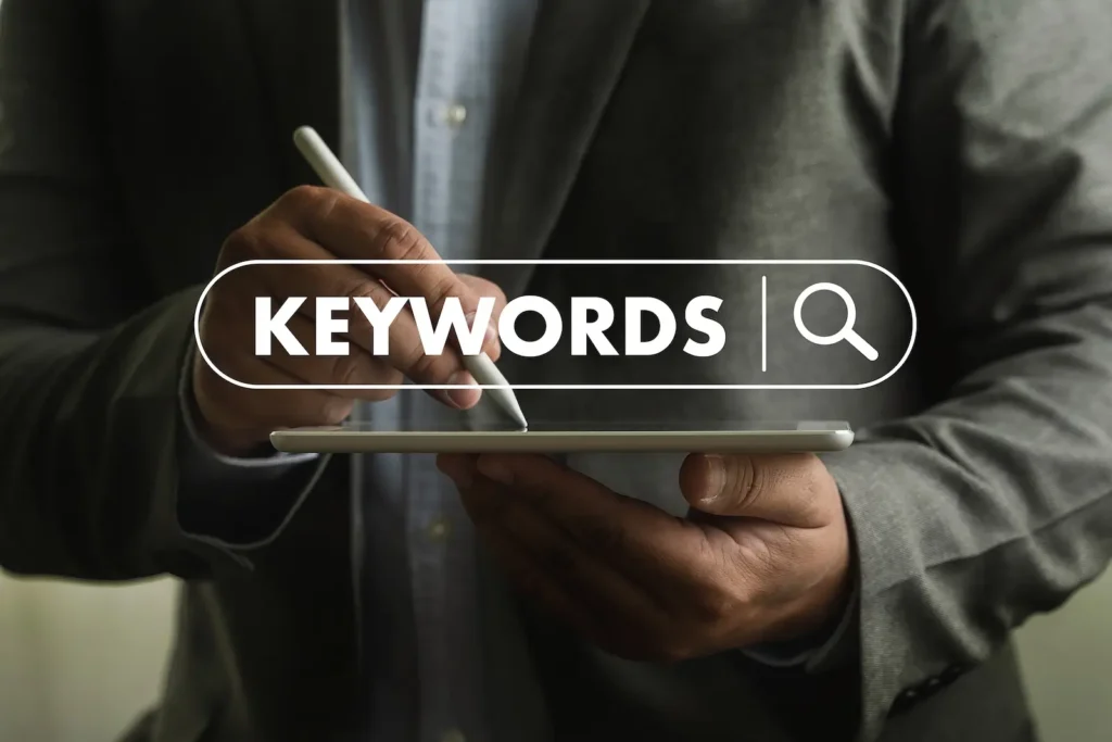 SEO Keyword Recherche für Selbständige: So findest Du Themen, nach denen Deine Zielgruppe wirklich sucht 4 constance_nowak_search-website-content-keywords-laptop-browse-office-optimize-seo-engine